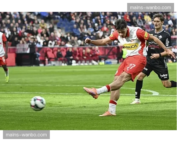 曼联防守球员个人能力参差不齐 后防线整体实力与豪门地位不匹配